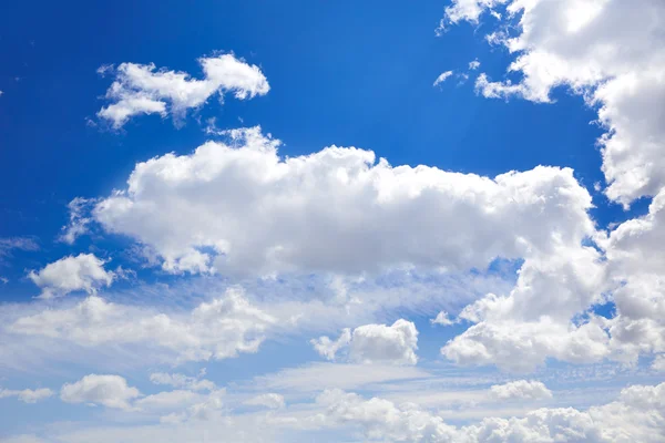 Cielo azul con nubes en un día soleado — Foto de Stock