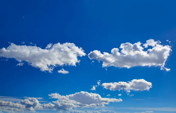Blå himmel med moln i en solig dag — Stockfoto