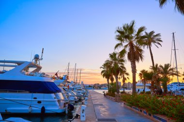 Marina deniz araçları Akdeniz İspanya Denia günbatımı