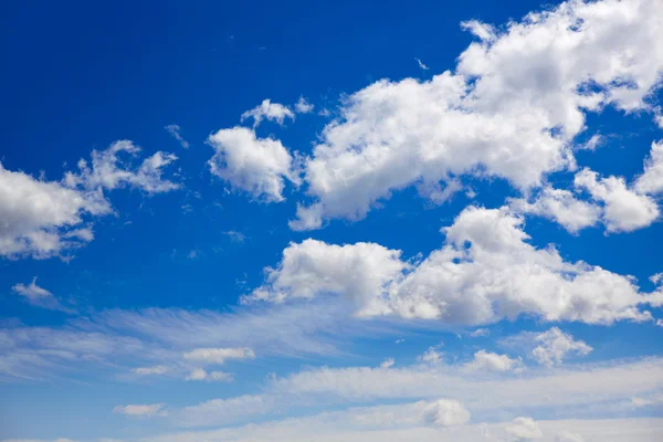 Ciel bleu avec des nuages dans une journée ensoleillée — Photo