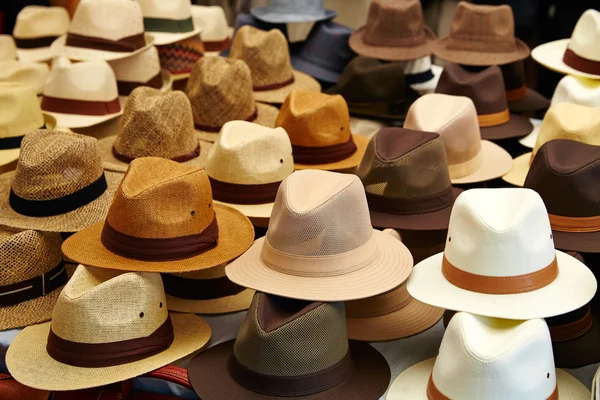 Шляпы в открытом магазине, сложенные рядами — стоковое фото