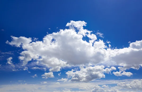 阳光明媚的天空中有云的蓝天 — 图库照片