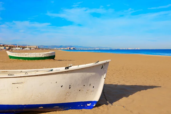 Valencia La Malvarrosa Strand boten gestrand — Stockfoto