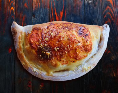 Patty hakkında bir ahşap olarak pizza Calzone katlanmış