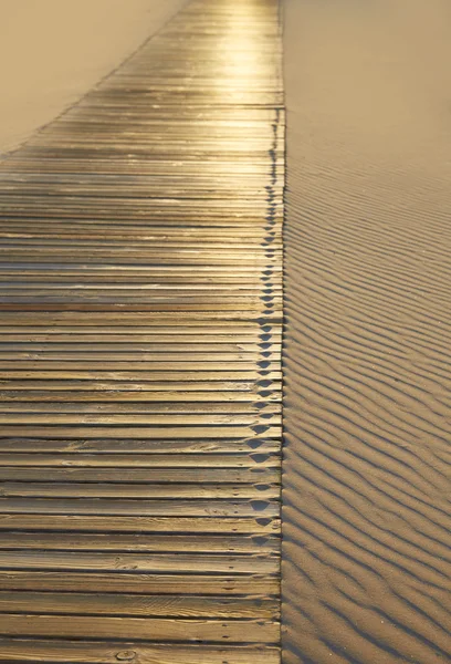 Praia passarela de madeira e dunas de areia textura — Fotografia de Stock