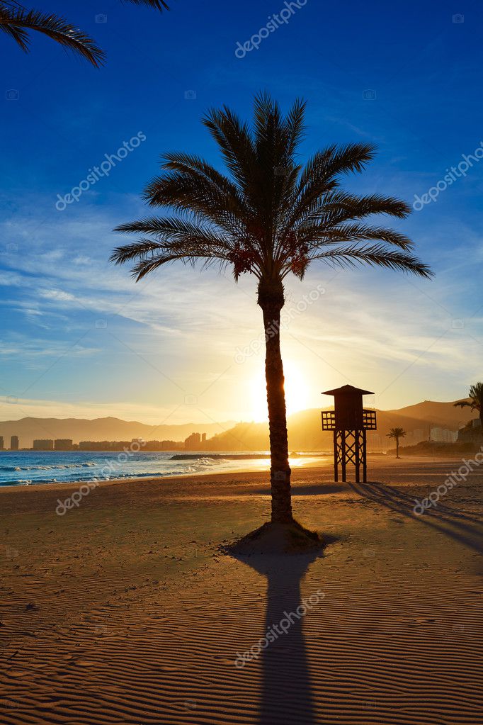 Cullera Playa los Olivos praia pôr do sol em Valencia ...