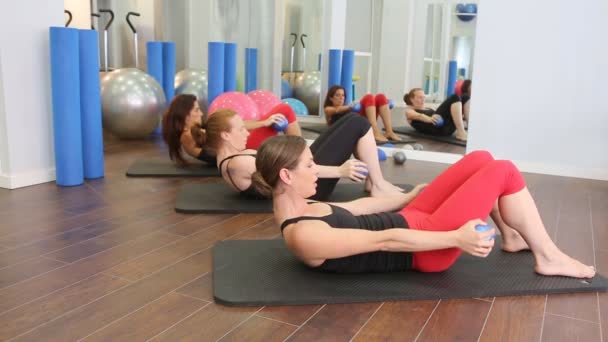 Entrenador personal de Pilates aeróbicos en una clase grupal de gimnasia — Vídeos de Stock