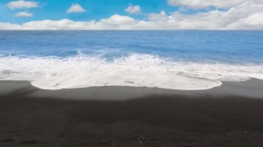 Siyah kum plaj dalgalar volkanik Tenerife, Kanarya Adaları 