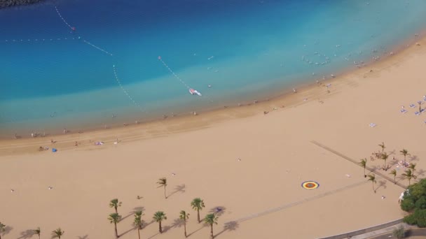 Stranden Las Teresitas i Santa cruz på Teneriffa på Kanarieöarna. — Stockvideo