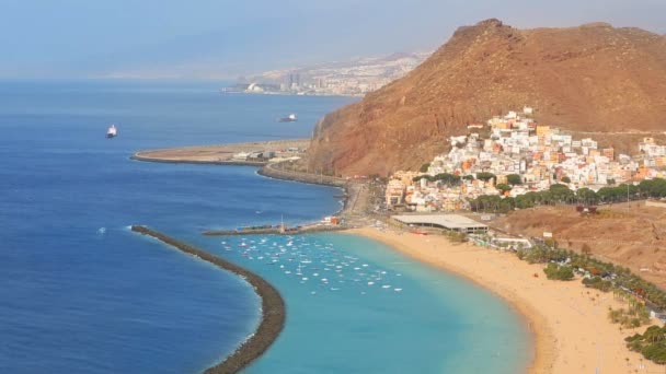 Pláž Las Teresitas v Santa cruz de Tenerife na Kanárských ostrovech — Stock video