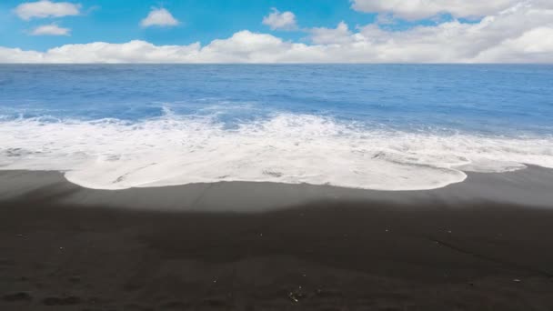 Zwarte zand strand golven vulkanische in Tenerife op de Canarische eilanden — Stockvideo