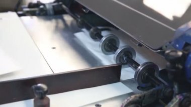Flexo baskı flexography fabrikasında yüzey baskı makinesi tuşuna basın 