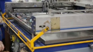 Serigraf baskı çanta makine operatörü ile baskı Fabrikası