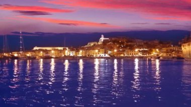 Ibiza Eivissa kasaba Günbatımı ile şehir ışıkları yansıması Akdeniz Balear Adaları 