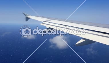 Mavi gök yüksek görünümünde Fuerteventura bulutlar üzerinde uçan uçak kanadı 