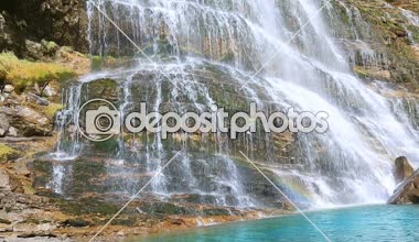 Cascada Cola de Caballo şelale altında Monte Perdido Ordesa 