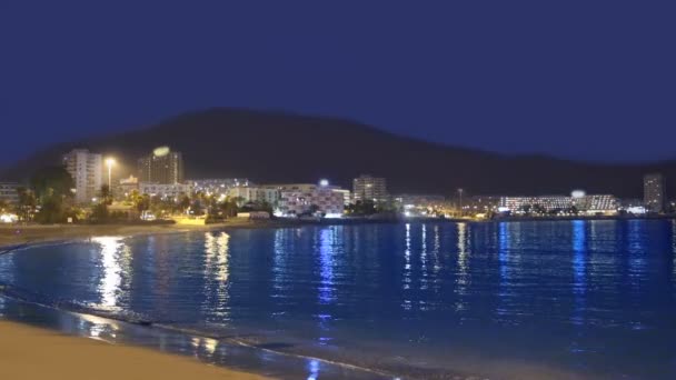 Praia de Los Cristianos ao pôr-do-sol em Arona Tenerife Canárias — Vídeo de Stock