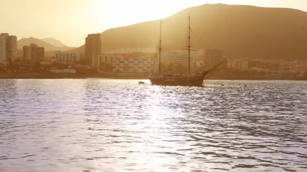Praia Los Cristianos em Arona Tenerife barco vintage sul em Ilhas Canárias — Vídeo de Stock