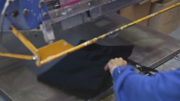 Siebdruckmaschine in der Druckerei mit Bediener — Stockvideo