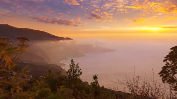 La Palma muntains por do sol com sol laranja em ilhas canárias — Vídeo de Stock