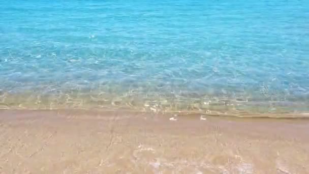 Tropical beach shore waves detail in calm ocean water with turquoise aqua — Stock Video