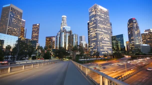 Το βράδυ στο κέντρο της πόλης la Λος Άντζελες ηλιοβασίλεμα στον ορίζοντα Καλιφόρνια — Αρχείο Βίντεο