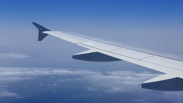 Vliegtuig vleugel vliegen over de wolken in de blauwe hemel hoog weergave Fuerteventura — Stockvideo