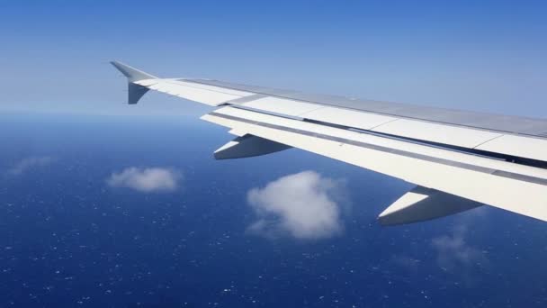 Skrzydła samolotu leciał nad chmury w błękitne niebo wysoki widok Fuerteventura — Wideo stockowe