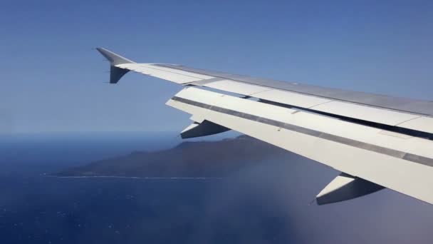 Vliegtuig vleugel vliegen over de wolken in de blauwe hemel hoog weergave Fuerteventura — Stockvideo