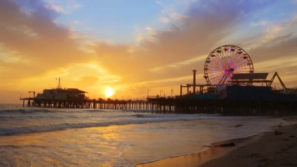 Santa Monica Califórnia pôr do sol no Pier Ferris roda e reflexão na praia — Vídeo de Stock