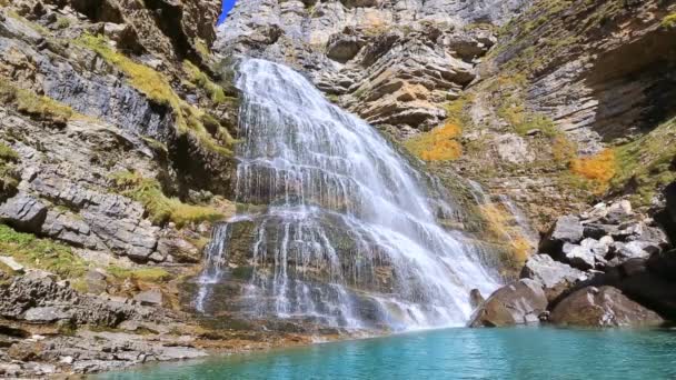 Cascada Cola de Caballo vodopád pod Monte Perdido v Ordese — Stock video