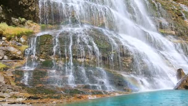 Cascada Cola de Caballo cascata sotto il Monte Perdido a Ordesa — Video Stock