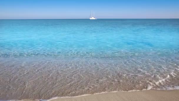 Praia perfeita com veleiro na cor aqua turquesa e as ondas na costa — Vídeo de Stock