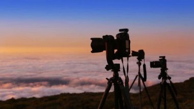 yüksek dağ günbatımı üzerinde deniz doğa fotoğrafçısı çalışmalarının kamera sehpa 