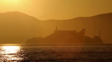 San Francisco defne su yansıması ile California günbatımı manzarası 