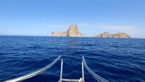 Navegación en barco en Ibiza cerca de la isla de es Vedra en el mar Mediterráneo de las islas Baleares — Vídeos de Stock