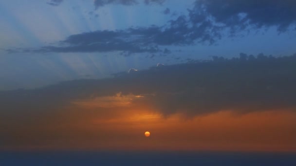 Günbatımı gökyüzü sis sis içinde La Palma, Canary Islands üzerinde — Stok video