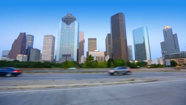 Χιούστον στο κέντρο της πόλης στον ορίζοντα όπου η κυκλοφορία με στο Τέξας ΗΠΑ — Αρχείο Βίντεο