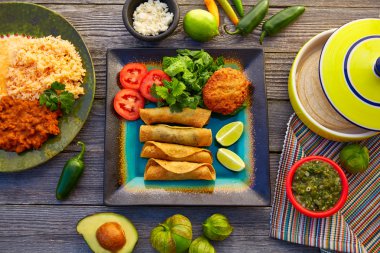 Meksikalı börek Taco salsa ile haddelenmiş