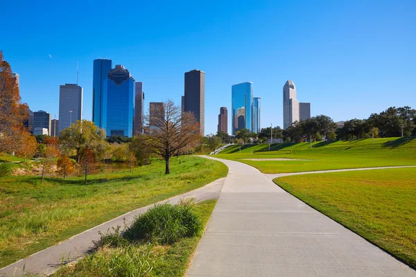 Houston skyline i solig dag från park gräs — Stockfoto