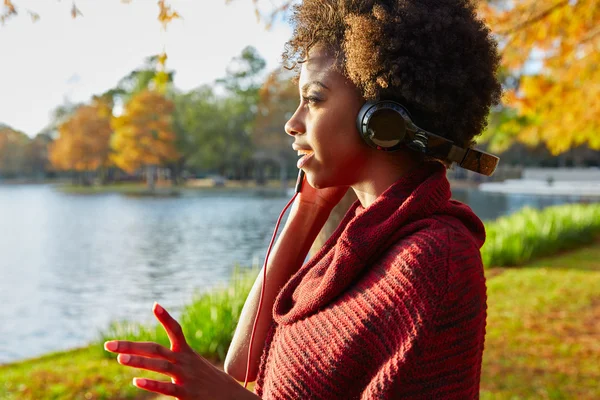 Kadın sonbahar parkta müzik dinleme — Stok fotoğraf