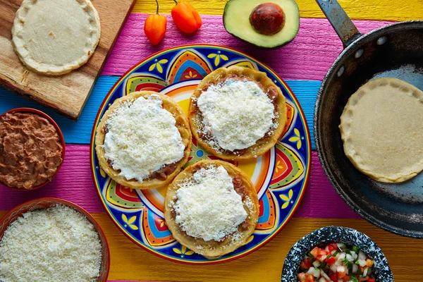 Sopes χειροποίητο μεξικάνικο παραδοσιακό φαγητό — Φωτογραφία Αρχείου