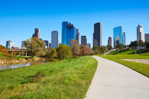 Houston skyline i solig dag från park gräs — Stockfoto