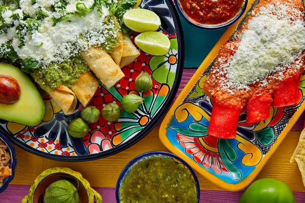 Enchiladas verdes y rojas con salsas mexicanas —  Fotos de Stock