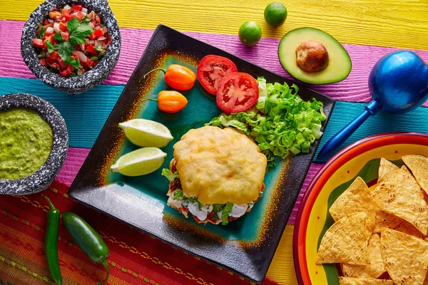 Taco mexicain Gordita rempli de viande de pasteur — Photo