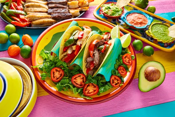 Galinha mexicana e carne fajitas tacos — Fotografia de Stock