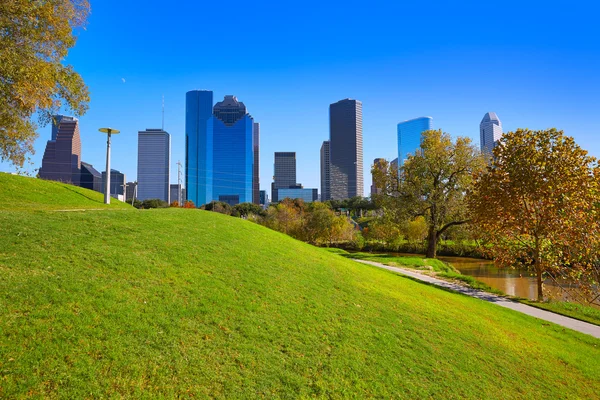 De skyline van Houston in zonnige dag van park gras — Stockfoto