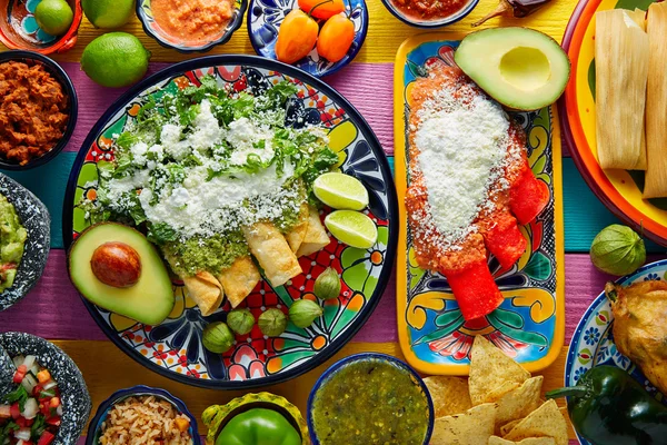 Groene en rode enchiladas met Mexicaanse sauzen — Stockfoto