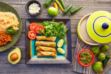 Meksikalı börek Taco salsa ile haddelenmiş