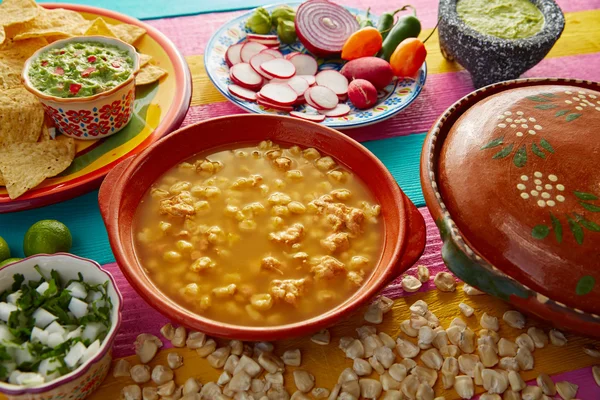 Groene Pozole verde met blanco mote maïs — Stockfoto